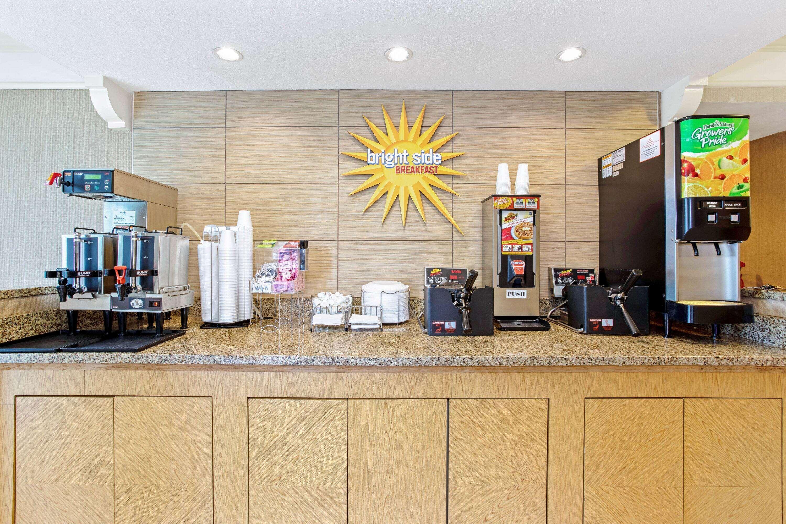 La Quinta Inn By Wyndham Orlando Airport West Екстериор снимка